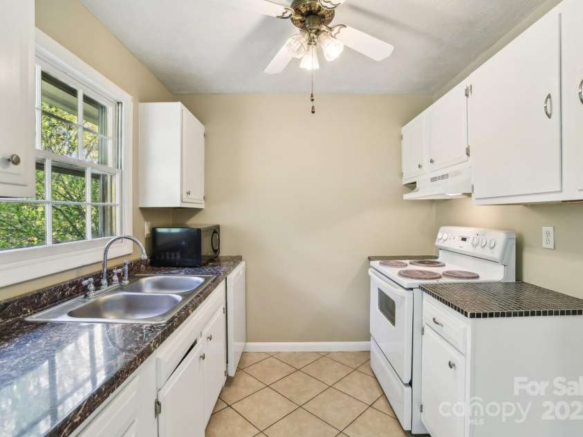 19 Clement Place, Asheville, NC 28805.  MLS# CAR4249307, YatesRealty ID 22582. The rich darkness of the countertops provide nice contrast.