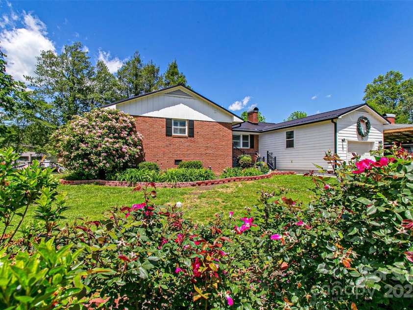 75 Hawthorne Drive, Brevard, NC 28712.  MLS# CAR4257599, YatesRealty ID 22583. 