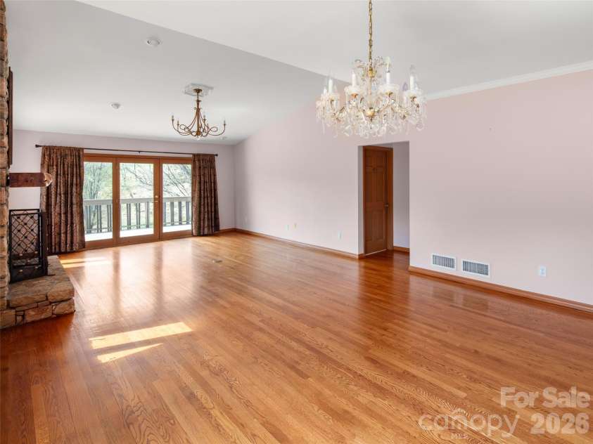 15 Ridge Terrace, Asheville, NC 28804.  MLS# CAR4357211, YatesRealty ID 22584. Ample natural light