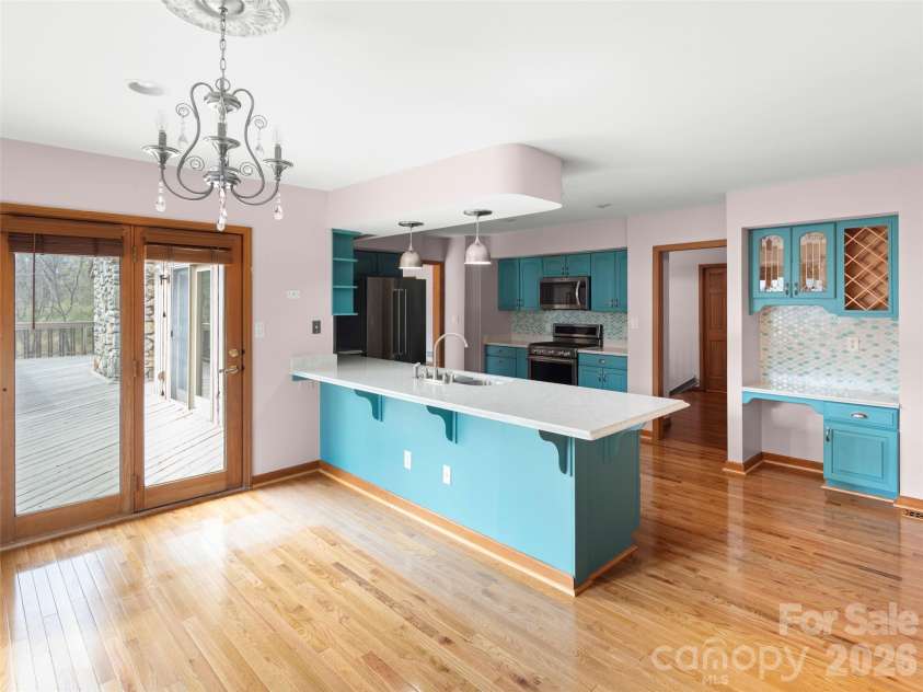 15 Ridge Terrace, Asheville, NC 28804.  MLS# CAR4357211, YatesRealty ID 22584. Breakfast nook with deck access