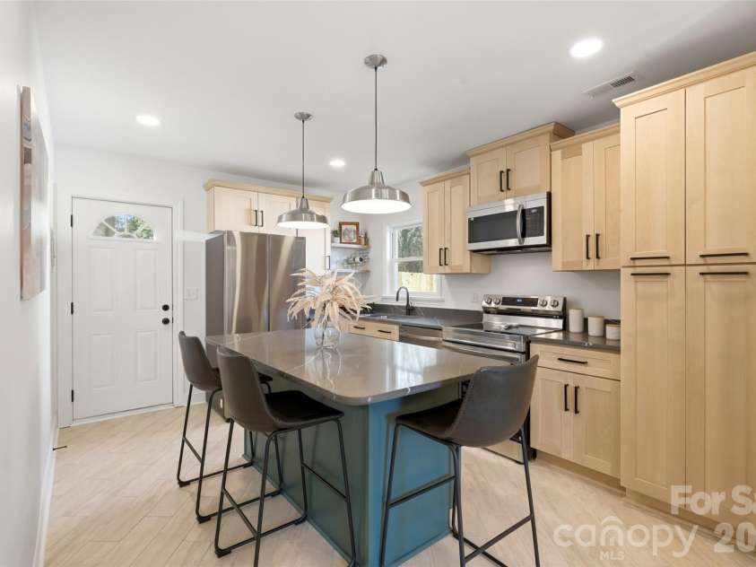 2414 Belfast Drive, Charlotte, NC 28208.  MLS# CAR4362010, YatesRealty ID 22586. 