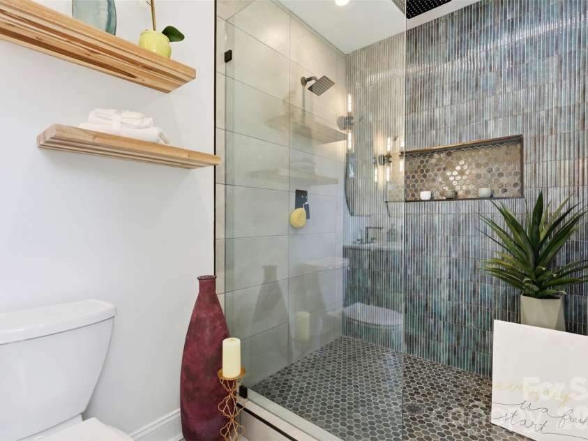 2414 Belfast Drive, Charlotte, NC 28208.  MLS# CAR4362010, YatesRealty ID 22586. 