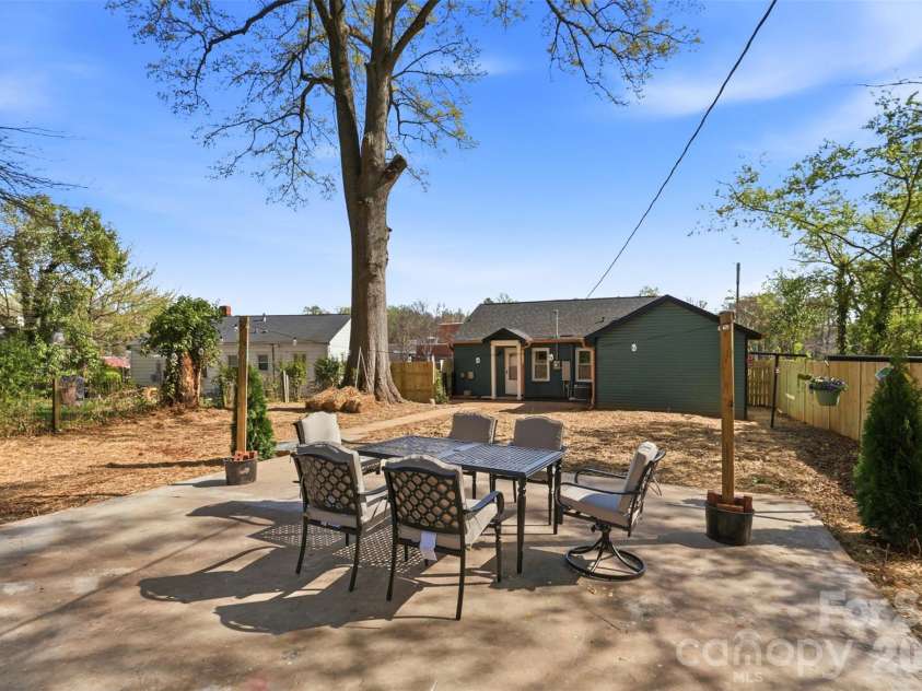 2414 Belfast Drive, Charlotte, NC 28208.  MLS# CAR4362010, YatesRealty ID 22586. 