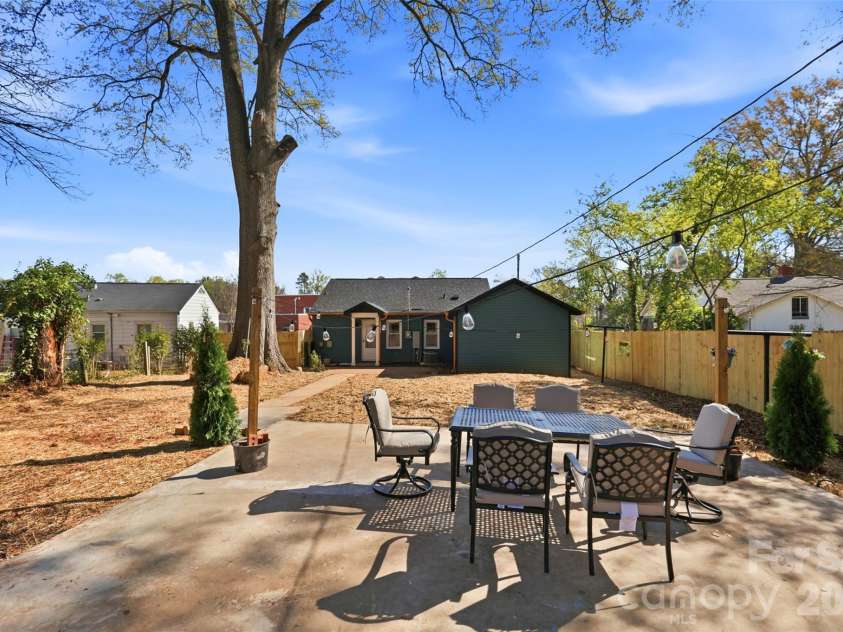 2414 Belfast Drive, Charlotte, NC 28208.  MLS# CAR4362010, YatesRealty ID 22586. 