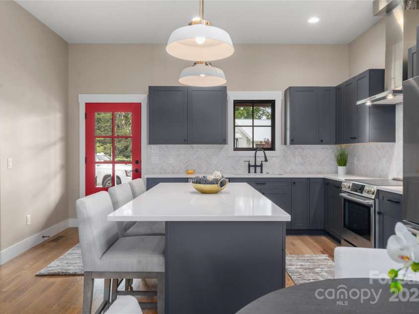 231 Westridge Farm Drive, Asheville, NC 28804.  MLS# CAR4265956, YatesRealty ID 22588. 