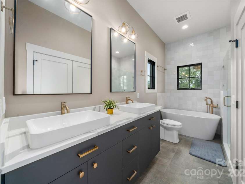 231 Westridge Farm Drive, Asheville, NC 28804.  MLS# CAR4265956, YatesRealty ID 22588. 