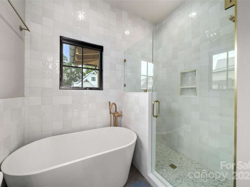 231 Westridge Farm Drive, Asheville, NC 28804.  MLS# CAR4265956, YatesRealty ID 22588. Soaking Tub and Shower