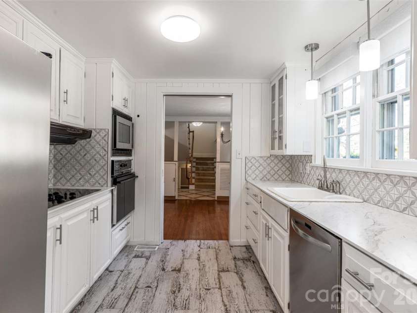 25 Blackwood Road, Asheville, NC 28804.  MLS# CAR4362662, YatesRealty ID 22590. Kitchen