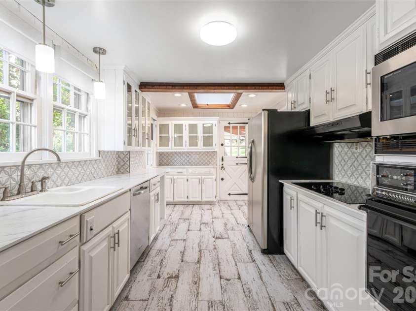 25 Blackwood Road, Asheville, NC 28804.  MLS# CAR4362662, YatesRealty ID 22590. Kitchen