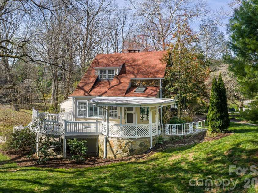 25 Blackwood Road, Asheville, NC 28804.  MLS# CAR4362662, YatesRealty ID 22590. Side yard