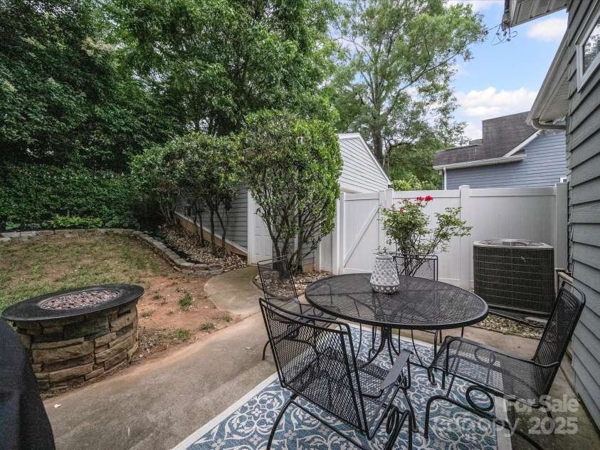 1228 Rising Oak Drive, Charlotte, NC 28206.  MLS# CAR4271821, YatesRealty ID 22591. 