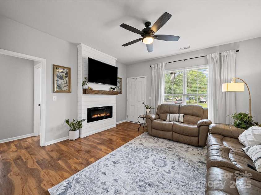 1228 Rising Oak Drive, Charlotte, NC 28206.  MLS# CAR4271821, YatesRealty ID 22591. 