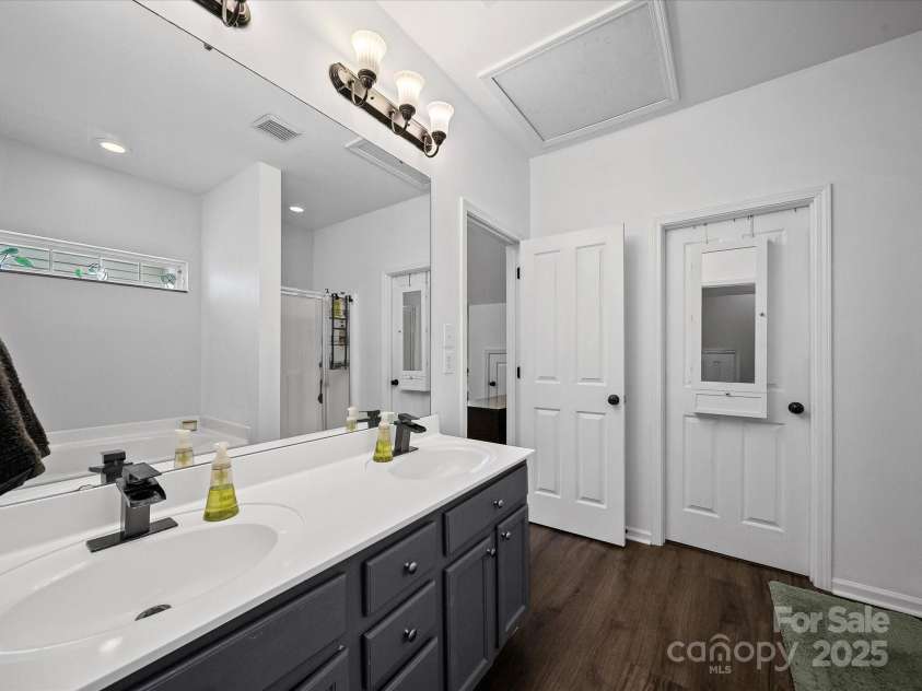 1228 Rising Oak Drive, Charlotte, NC 28206.  MLS# CAR4271821, YatesRealty ID 22591. 
