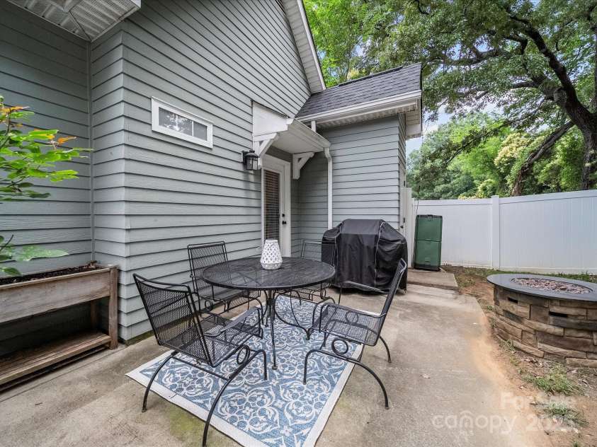 1228 Rising Oak Drive, Charlotte, NC 28206.  MLS# CAR4299867, YatesRealty ID 22591. 