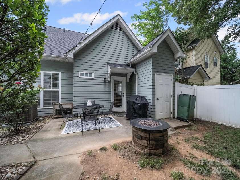 1228 Rising Oak Drive, Charlotte, NC 28206.  MLS# CAR4299867, YatesRealty ID 22591. 