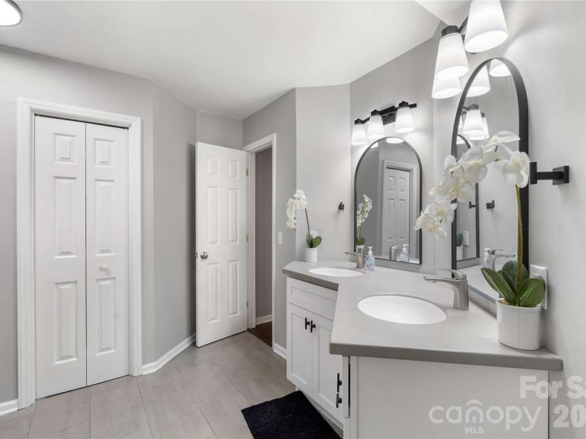 6038 Gray Gate Lane, Charlotte, NC 28210.  MLS# CAR4365996, YatesRealty ID 22591. 