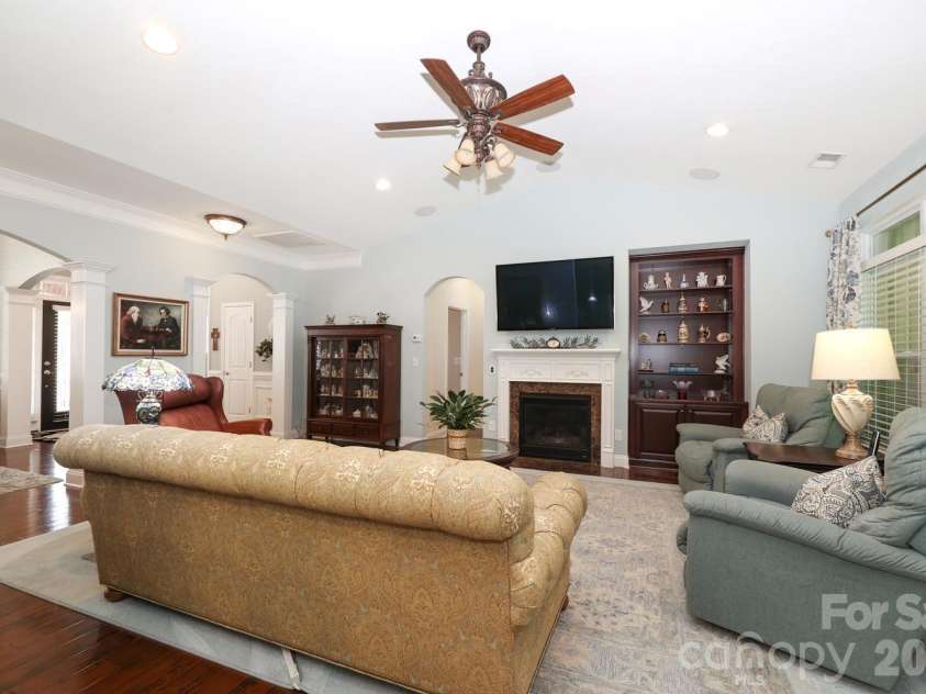 2217 Chapel Gate Drive, Rock Hill, SC 29732.  MLS# CAR4340623, YatesRealty ID 22593. GREAT ROOM