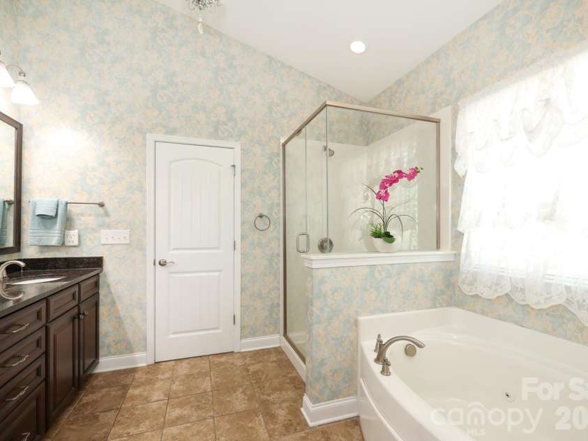2217 Chapel Gate Drive, Rock Hill, SC 29732.  MLS# CAR4340623, YatesRealty ID 22593. PRIMARY BATH