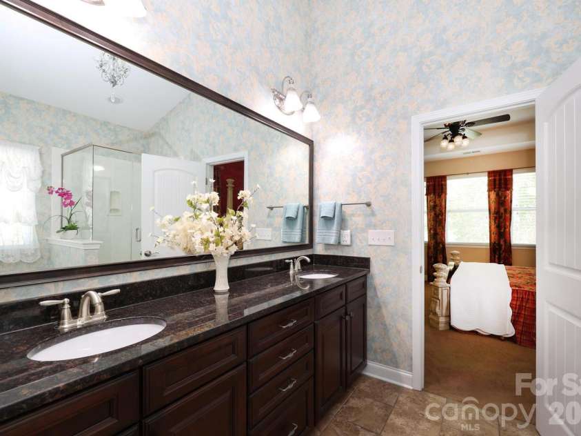 2217 Chapel Gate Drive, Rock Hill, SC 29732.  MLS# CAR4340623, YatesRealty ID 22593. PRIMARY DOUBLE VANITY