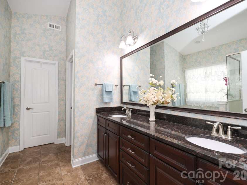 2217 Chapel Gate Drive, Rock Hill, SC 29732.  MLS# CAR4340623, YatesRealty ID 22593. PRIMARY DOUBLE VANITY