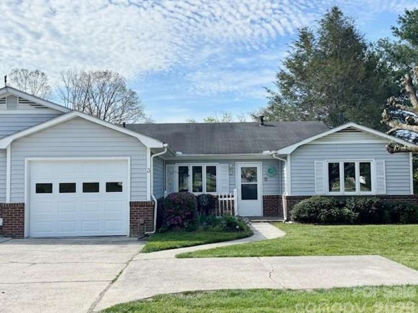 3 Wintry Drive, Hendersonville, NC 28792.  MLS# CAR4370347, YatesRealty ID 22594. 