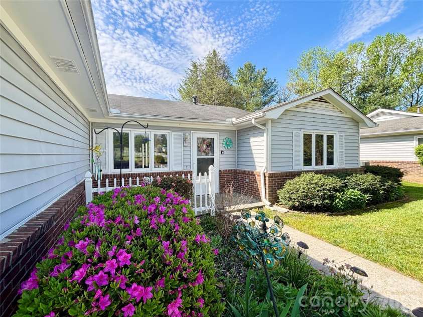 3 Wintry Drive, Hendersonville, NC 28792.  MLS# CAR4370347, YatesRealty ID 22594. 