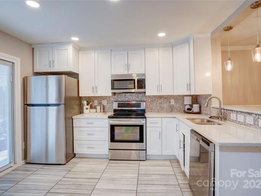 5909 Cougar Lane, Charlotte, NC 28269.  MLS# CAR4273446, YatesRealty ID 22594. 