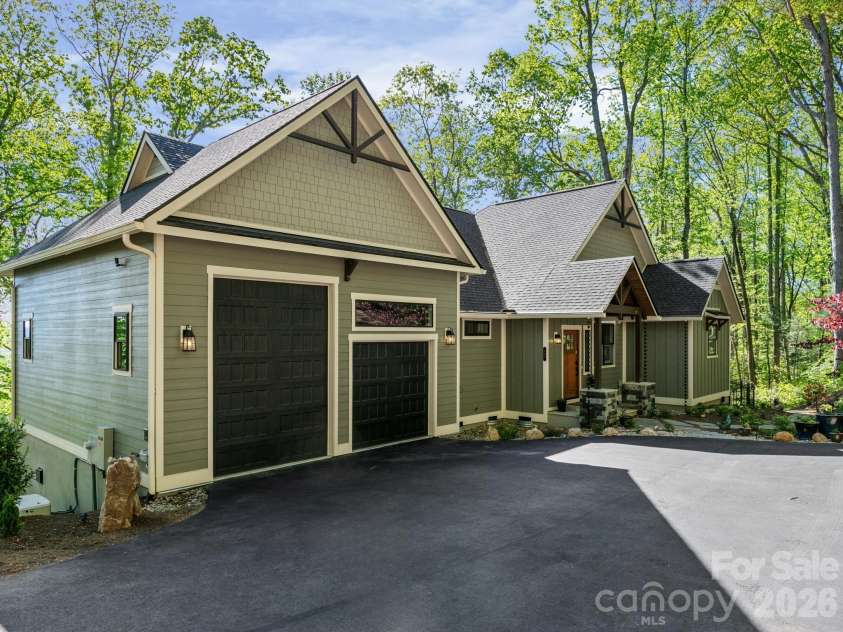 199 Garnet Way, Hendersonville, NC 28791.  MLS# CAR4372547, YatesRealty ID 22596. 