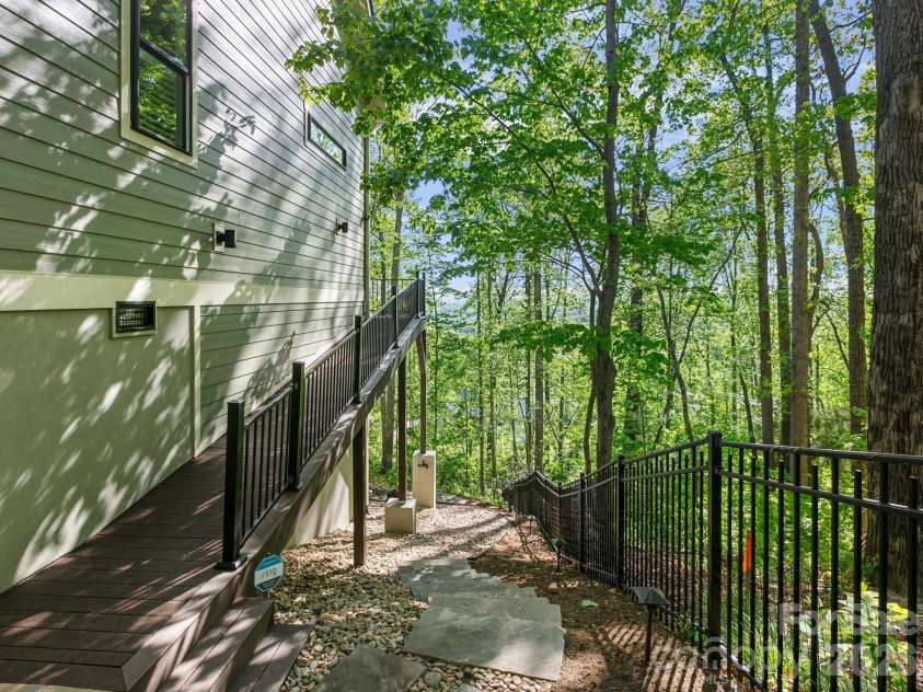 199 Garnet Way, Hendersonville, NC 28791.  MLS# CAR4372547, YatesRealty ID 22596. 