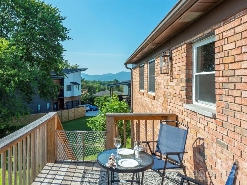 39 Pershing Road, Asheville, NC 28805.  MLS# CAR4262949, YatesRealty ID 22596. 