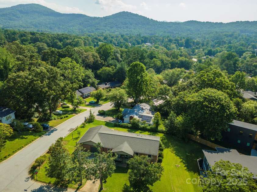 39 Pershing Road, Asheville, NC 28805.  MLS# CAR4262949, YatesRealty ID 22596. 