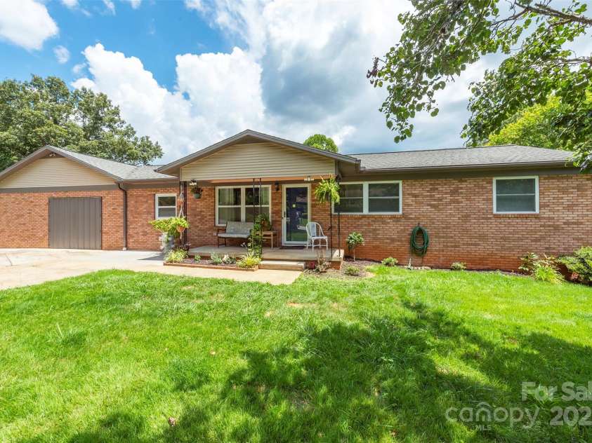 39 Pershing Road, Asheville, NC 28805.  MLS# CAR4262949, YatesRealty ID 22596. 