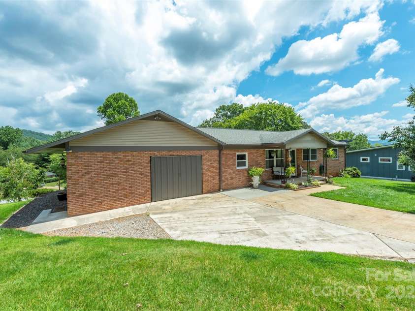 39 Pershing Road, Asheville, NC 28805.  MLS# CAR4262949, YatesRealty ID 22596. 