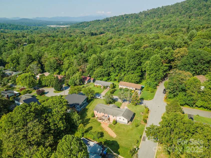 39 Pershing Road, Asheville, NC 28805.  MLS# CAR4262949, YatesRealty ID 22596. 