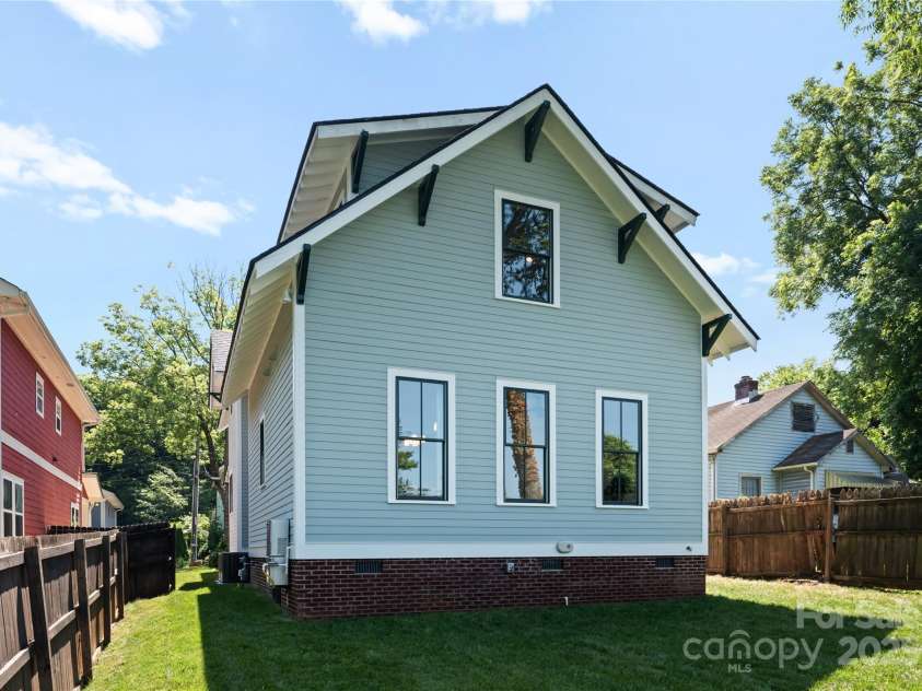 419 Solomon Street, Charlotte, NC 28216.  MLS# CAR4275427, YatesRealty ID 22597. 
