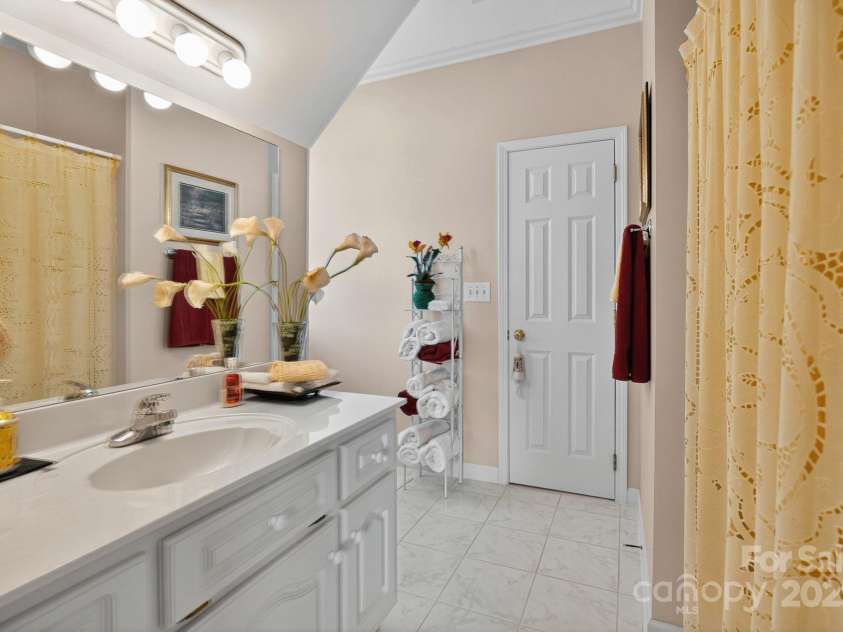 1004 Brockman Road, Greer, SC 29651.  MLS# CAR4312063, YatesRealty ID 226. 1004 - En Suite Bath 1