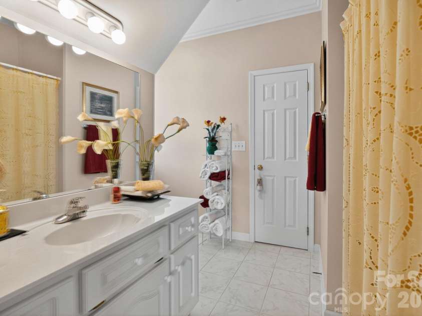 1004 Brockman Road, Greer, SC 29651.  MLS# CAR4312063, YatesRealty ID 226. 1004 - En Suite Bath 1