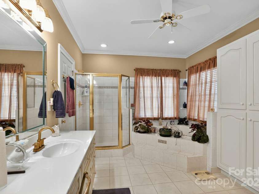 1004 Brockman Road, Greer, SC 29651.  MLS# CAR4312063, YatesRealty ID 226. 1004 - En Suite Bath 2