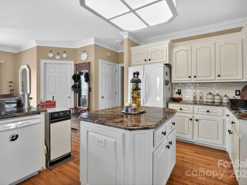 1004 Brockman Road, Greer, SC 29651.  MLS# CAR4312063, YatesRealty ID 226. 1004 - Kitchen 3