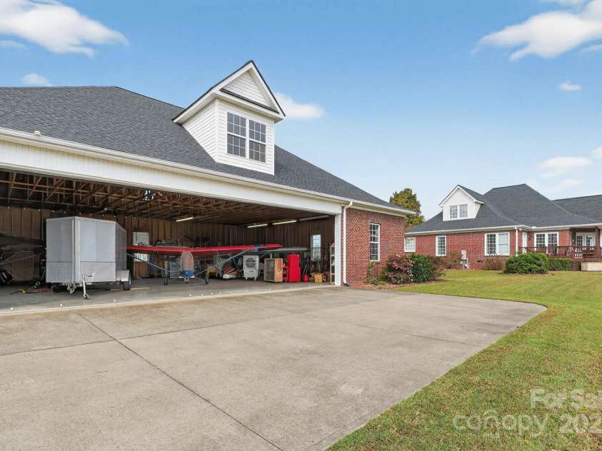1004 Brockman Road, Greer, SC 29651.  MLS# CAR4312063, YatesRealty ID 226. Hangar