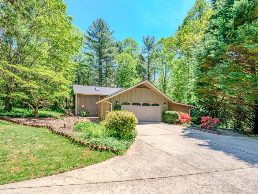 138 Woodhaven Drive, Hendersonville, NC 28739.  MLS# CAR4222028, YatesRealty ID 22603. 