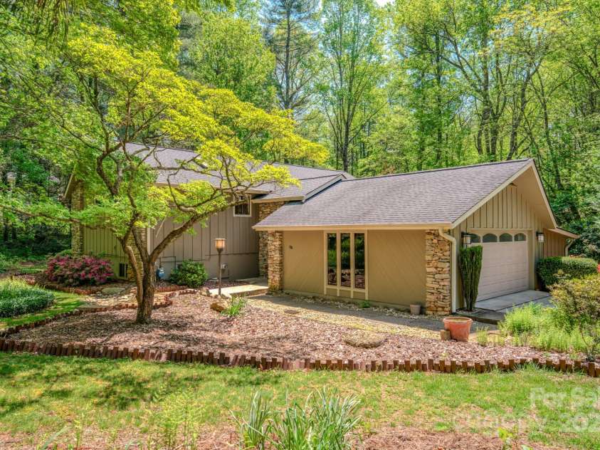 138 Woodhaven Drive, Hendersonville, NC 28739.  MLS# CAR4222028, YatesRealty ID 22603. 