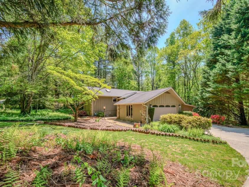 138 Woodhaven Drive, Hendersonville, NC 28739.  MLS# CAR4222028, YatesRealty ID 22603. 