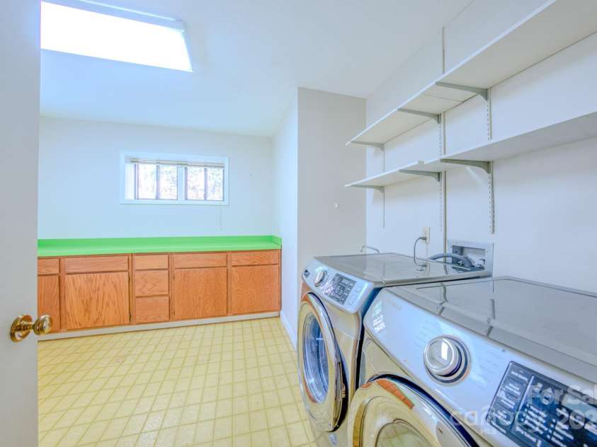 138 Woodhaven Drive, Hendersonville, NC 28739.  MLS# CAR4222028, YatesRealty ID 22603. Spacious utility/laundry room