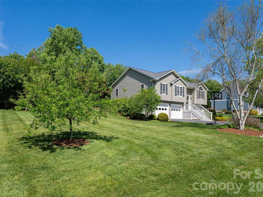 5 Mallory Meadows Court, Arden, NC 28704.  MLS# CAR4374327, YatesRealty ID 22605. 