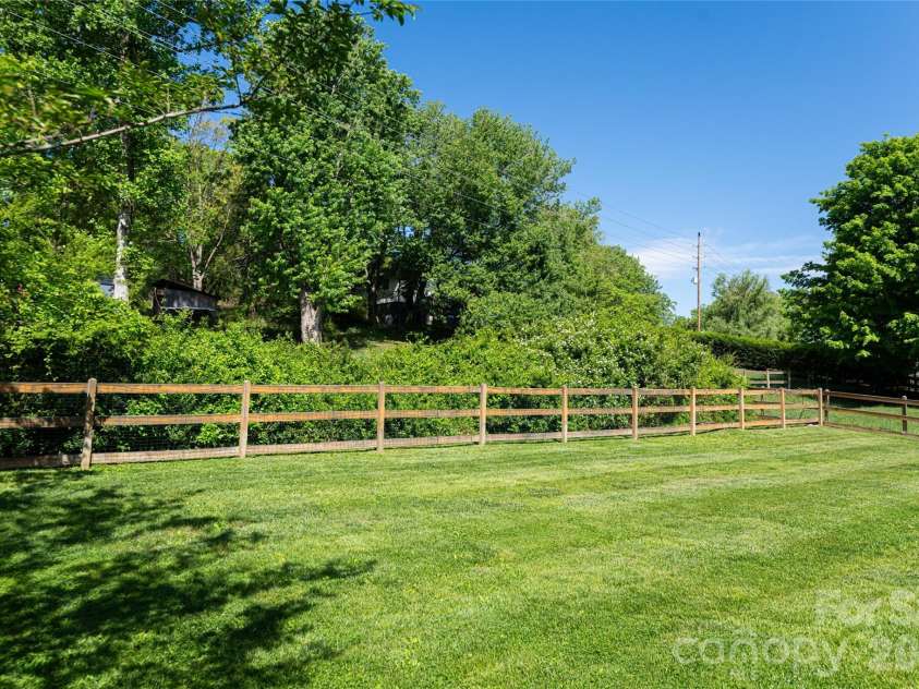 5 Mallory Meadows Court, Arden, NC 28704.  MLS# CAR4374327, YatesRealty ID 22605. 