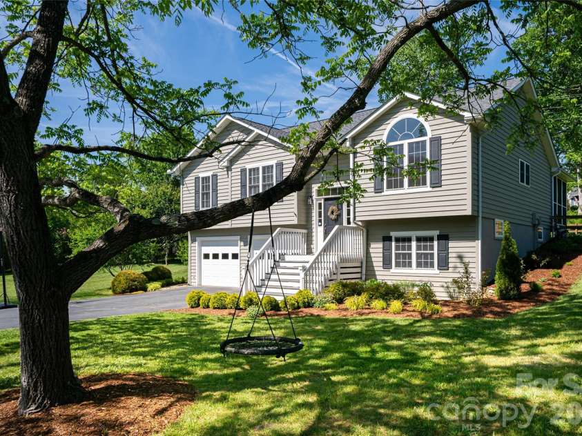 5 Mallory Meadows Court, Arden, NC 28704.  MLS# CAR4374327, YatesRealty ID 22605. 