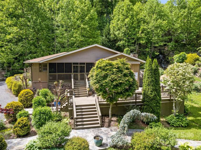 218 Red Oak Drive, Maggie Valley, NC 28751.  MLS# CAR4247895, YatesRealty ID 22607. 