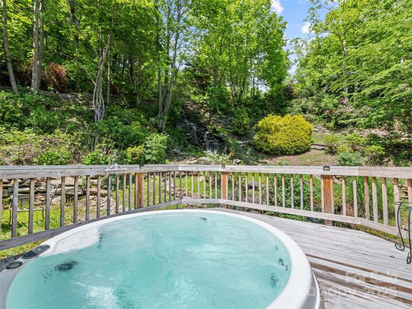 218 Red Oak Drive, Maggie Valley, NC 28751.  MLS# CAR4247895, YatesRealty ID 22607. 