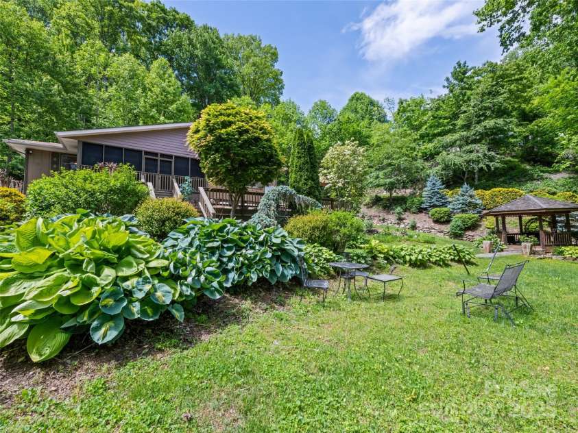 218 Red Oak Drive, Maggie Valley, NC 28751.  MLS# CAR4247895, YatesRealty ID 22607. 